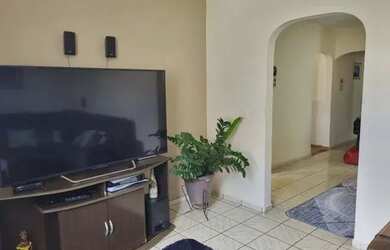 Imagem: A casa possui 2 Dormitórios, 1 Banheiro, 1 Vaga na garagem