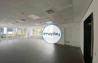 Imagem: O depósito possui 3 Vagas na garagem, 103m² de Área e está