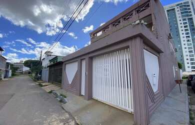 Imagem: A casa possui 4 Dormitórios, 5 Banheiros, 3 Vagas na garagem