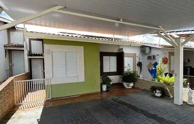 Imagem: A casa em condomínio possui 3 Dormitórios, 1 Banheiro, 2 Vagas