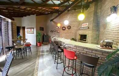 Imagem: A casa possui 3 Dormitórios, 1 Banheiro, 2 Vagas na garagem