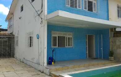 Imagem: A casa possui 4 Dormitórios, 3 Banheiros, 3 Vagas na garagem