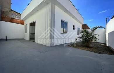 Imagem: A casa possui 2 Dormitórios, 1 Banheiro, 1 Vaga na garagem