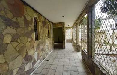 Imagem: A casa possui 5 Dormitórios, 3 Banheiros, 5 Vagas na garagem