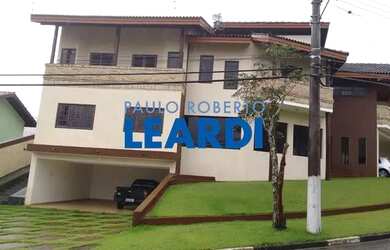 Imagem: A casa em condomínio possui 5 Dormitórios, 4 Banheiros, 4