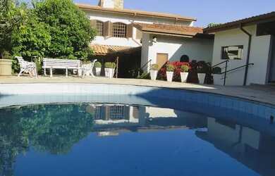 Imagem: A casa possui 3 Dormitórios, 2 Banheiros, 3 Vagas na garagem