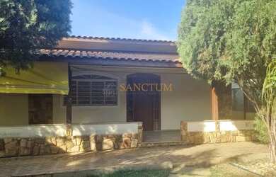 Imagem: A casa possui 2 Dormitórios, 2 Banheiros, 2 Vagas na garagem