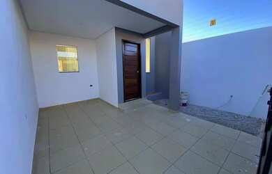 Imagem: A casa possui 2 Dormitórios, 1 Banheiro, 2 Vagas na garagem