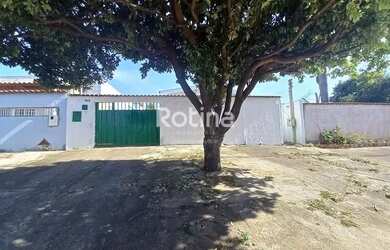 Imagem: A casa possui 3 Dormitórios, 2 Banheiros, 1 Vaga na garagem