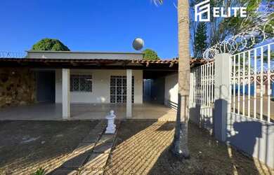 Imagem: A casa possui 3 Dormitórios, 2 Banheiros, 5 Vagas na garagem