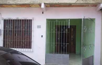 Imagem: A casa possui 2 Dormitórios e 1 Banheiro e está localizado