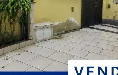 Imagem: A casa possui 3 Dormitórios, 2 Banheiros, 2 Vagas na garagem