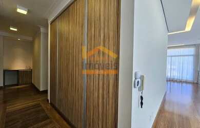 Imagem: A casa possui 4 Dormitórios, 5 Banheiros, 5 Vagas na garagem