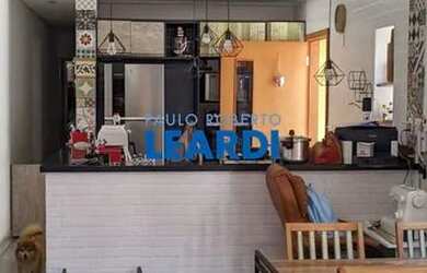 Imagem: A casa possui 3 Dormitórios, 3 Banheiros, 2 Vagas na garagem