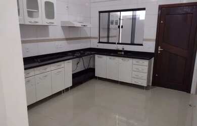 Imagem: A casa possui 3 Dormitórios, 2 Banheiros, 2 Vagas na garagem