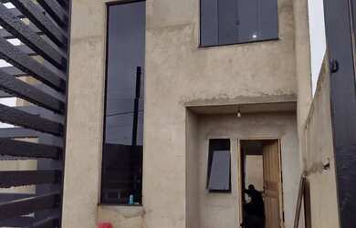 Imagem: A casa possui 2 Dormitórios, 2 Banheiros, 2 Vagas na garagem