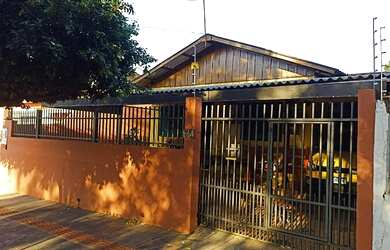 Imagem: A casa possui 3 Dormitórios, 2 Banheiros, 1 Vaga na garagem