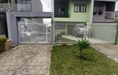 Imagem: A casa possui 3 Dormitórios, 1 Banheiro, 2 Vagas na garagem