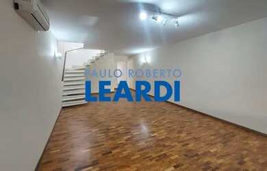 Imagem: A casa possui 3 Dormitórios, 5 Banheiros, 3 Vagas na garagem