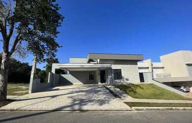 Imagem: A casa em condomínio possui 4 Dormitórios, 5 Banheiros, 4