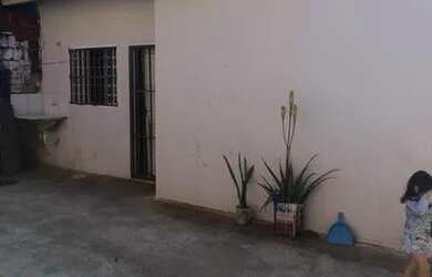 Imagem: A casa possui 3 Dormitórios, 1 Banheiro e está localizado