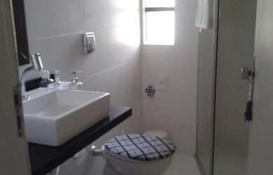 Imagem: O apartamento possui 1 Dormitório, 1 Banheiro, 1 Vaga na garagem