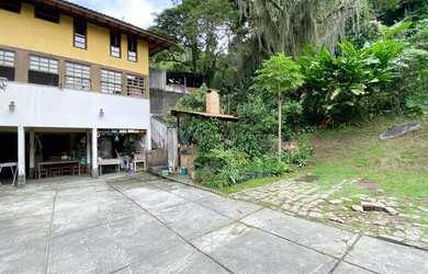 Imagem: A casa possui 5 Dormitórios, 5 Banheiros, 5 Vagas na garagem