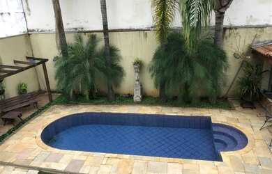 Imagem: A casa em condomínio e possui 3 Dormitórios, Suítes, 3 Banheiros