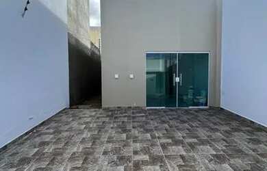 Imagem: A casa possui 3 Dormitórios, 2 Banheiros, 2 Vagas na garagem