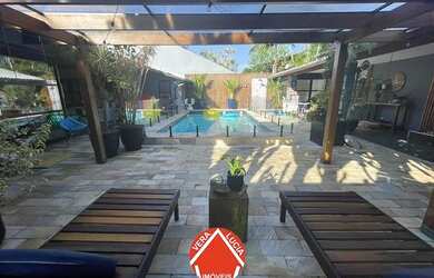 Imagem: A casa em condomínio possui 5 Dormitórios, 5 Banheiros, 600m²