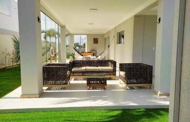 Imagem: A casa possui 4 Dormitórios, 5 Banheiros, 4 Vagas na garagem