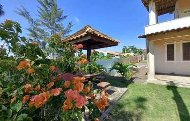 Imagem: A casa possui 3 Dormitórios, 3 Banheiros, 2 Vagas na garagem