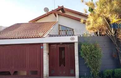 Imagem: A casa possui 3 Dormitórios, 2 Banheiros e 200m² de Área