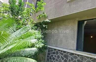 Imagem: A casa possui 3 Dormitórios, 3 Banheiros, 2 Vagas na garagem