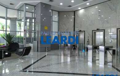 Imagem: O depósito possui 5 Vagas na garagem, 490m² de Área e está