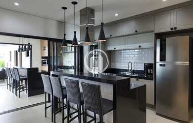 Imagem: A casa em condomínio possui 4 Dormitórios, 5 Banheiros, 5