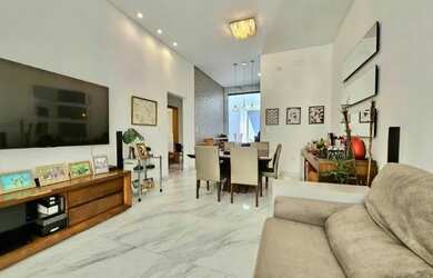 Imagem: A casa possui 3 Dormitórios, 2 Banheiros, 2 Vagas na garagem