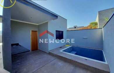 Imagem: A casa possui 3 Dormitórios, 2 Banheiros, 2 Vagas na garagem