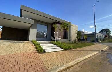 Imagem: A casa possui 4 Dormitórios, 5 Banheiros, 4 Vagas na garagem