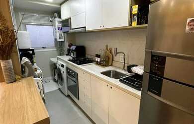 Imagem: O apartamento possui 2 Dormitórios, 1 Banheiro, 1 Vaga na garagem