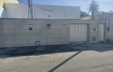 Imagem: A casa possui 3 Dormitórios, 2 Banheiros, 2 Vagas na garagem