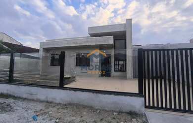 Imagem: A casa possui 3 Dormitórios, 2 Banheiros, 2 Vagas na garagem