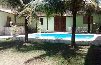 Imagem: A casa possui 2 Dormitórios, Acomodam 6 pessoas, 4 Vagas na