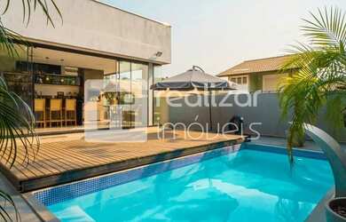 Imagem: A casa possui 4 Dormitórios, 5 Banheiros, 4 Vagas na garagem