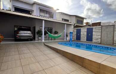 Imagem: A casa possui 4 Dormitórios, 5 Banheiros, 4 Vagas na garagem