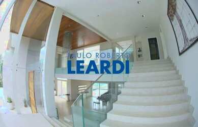 Imagem: A casa em condomínio possui 5 Dormitórios, 5 Banheiros, 5