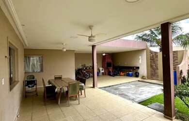 Imagem: A casa em condomínio possui 5 Dormitórios, 5 Banheiros, 4