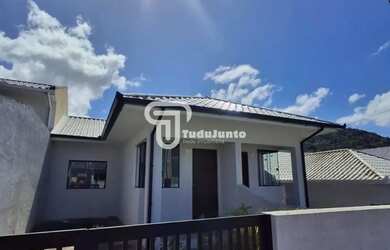 Imagem: A casa possui 2 Dormitórios, 1 Banheiro, 1 Vaga na garagem