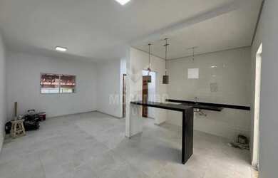 Imagem: A casa possui 3 Dormitórios, 2 Banheiros, 2 Vagas na garagem