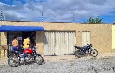 Imagem: A casa possui 2 Dormitórios, 1 Banheiro e 200m² de Área e